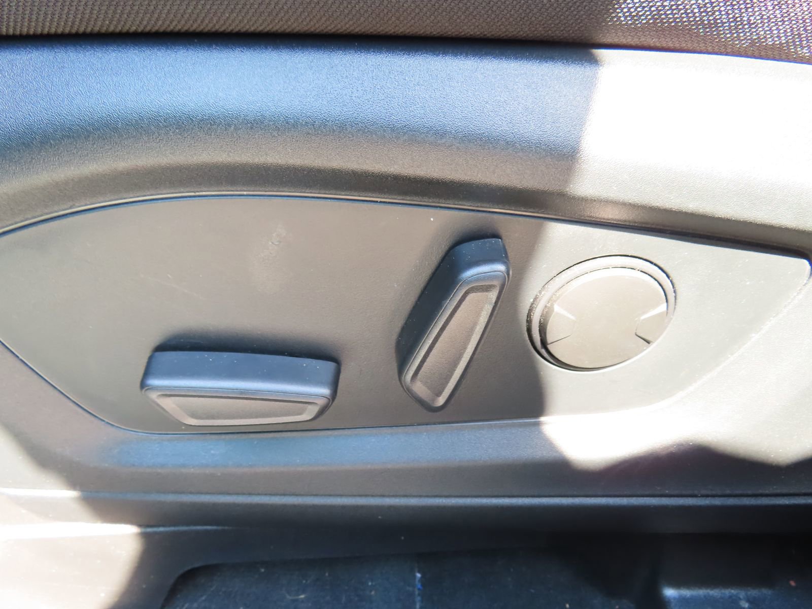 Used 2022 Ford Explorer XLT image 30
