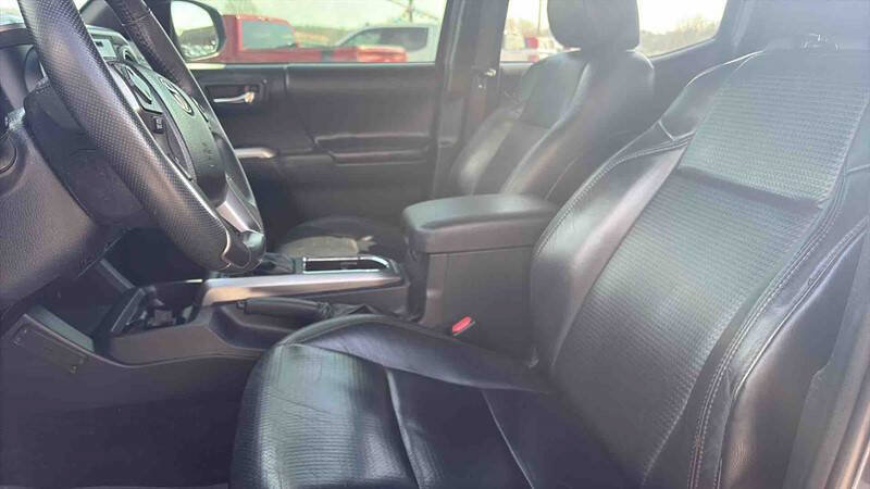 Used 2018 Toyota Tacoma Limited AWD/4WD image 14