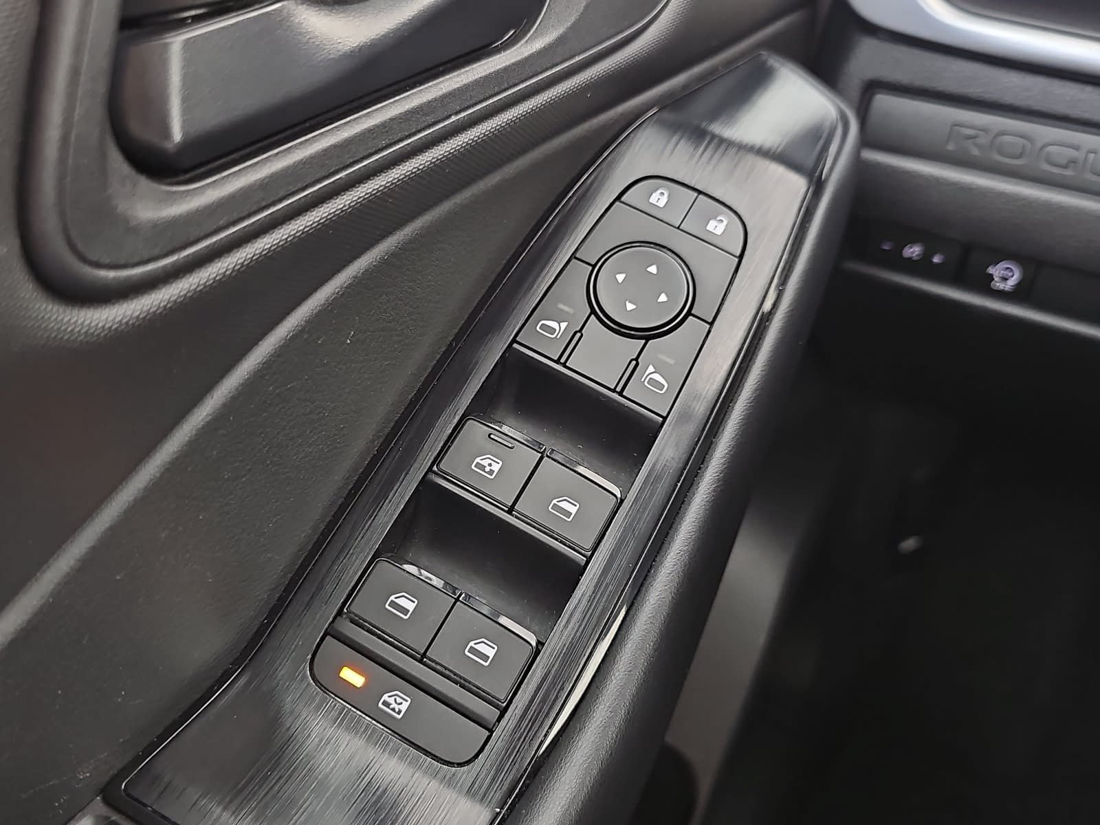 Used 2025 Nissan Rogue S FWD image 26