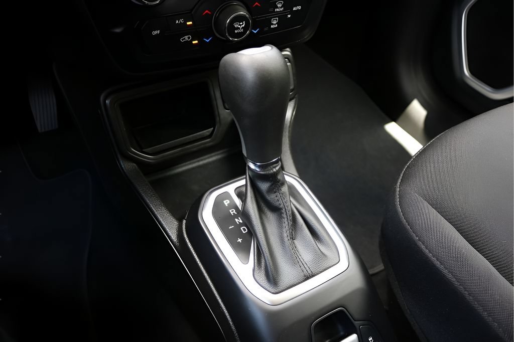 Used 2021 Jeep Renegade Latitude FWD image 23