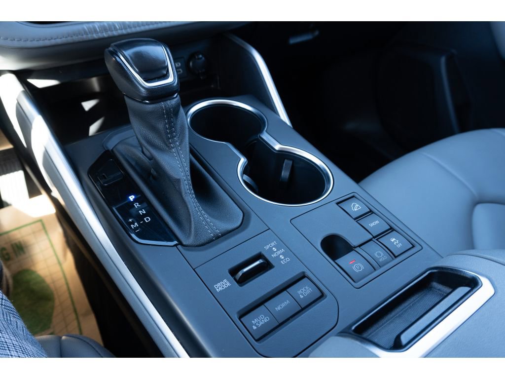 Used 2023 Toyota Highlander XLE image 27