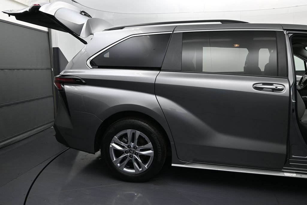 Used 2026 Toyota Sienna XLE FWD image 11