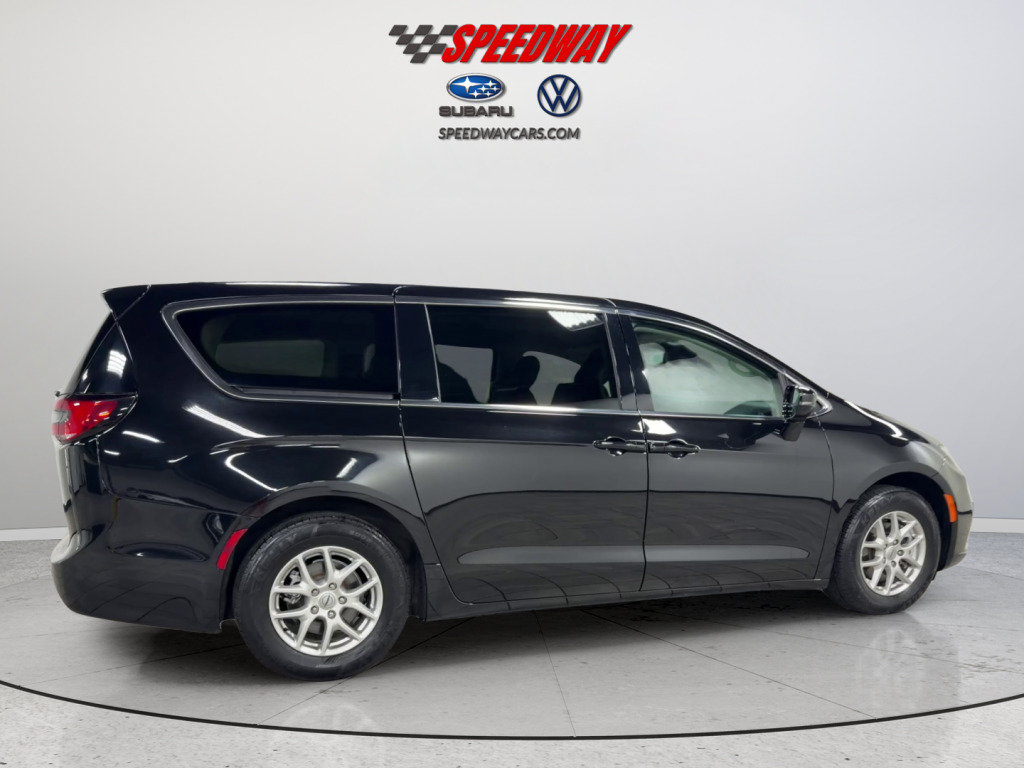 Used 2024 Chrysler Pacifica Touring-L FWD image 5