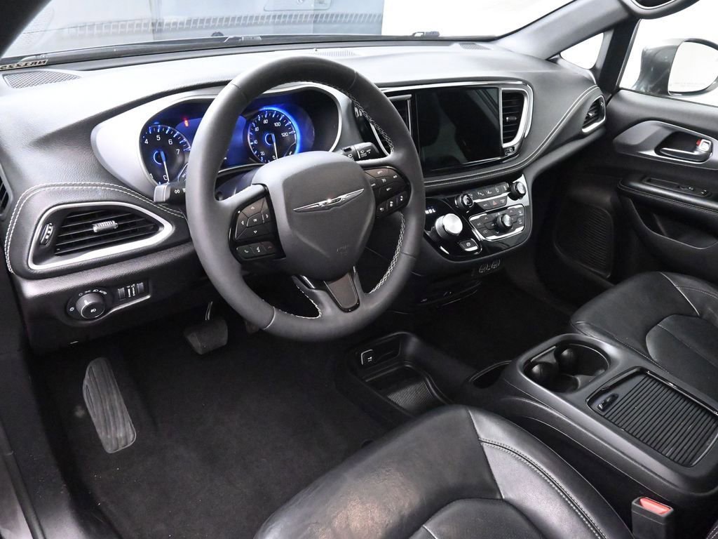 Used 2022 Chrysler Pacifica Touring-L w/ Uconnect Theater Family Group image 14