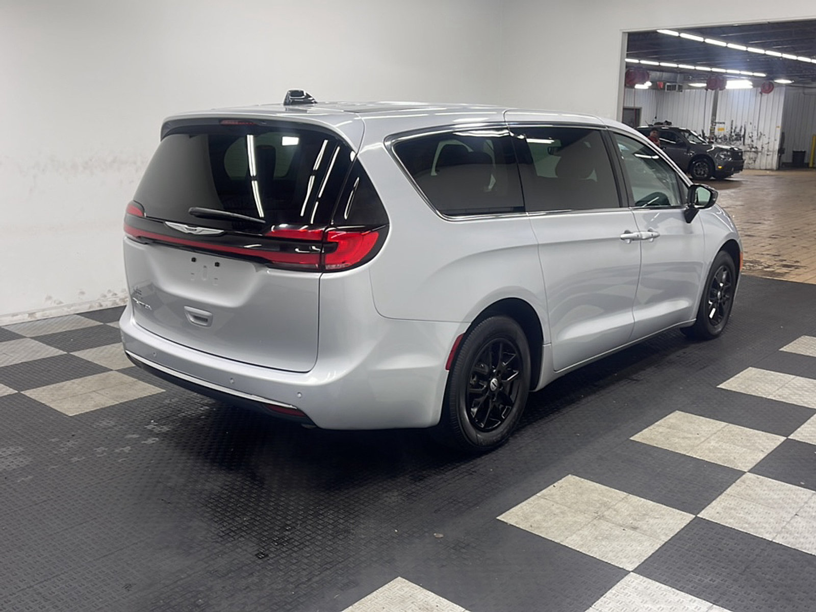 Used 2024 Chrysler Pacifica Touring-L FWD image 19