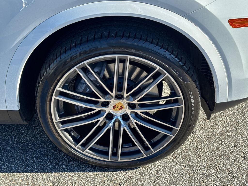 Used 2023 Porsche Cayenne Platinum Edition image 12