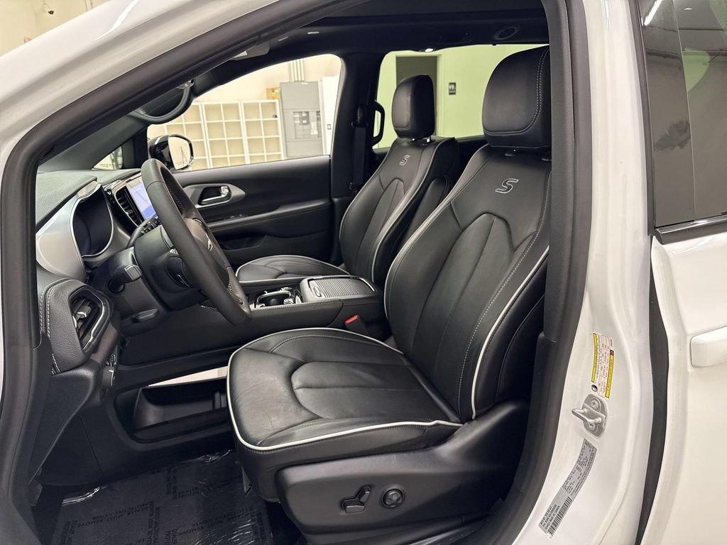 Used 2025 Chrysler Pacifica Limited FWD image 12