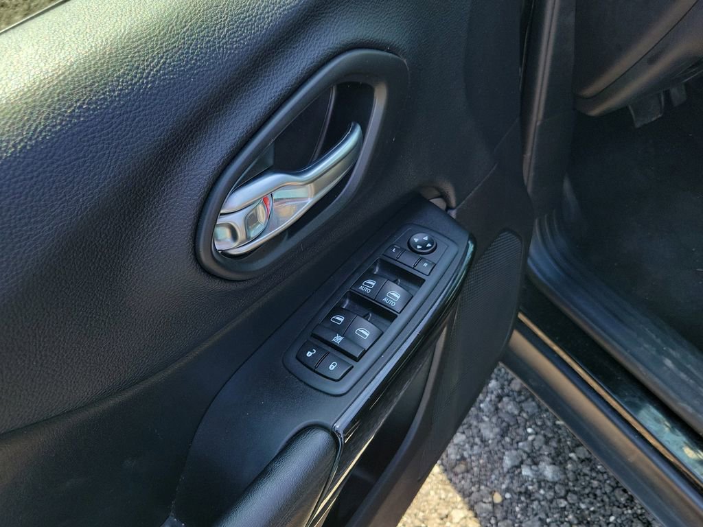 Used 2020 Jeep Cherokee Latitude Plus FWD image 12