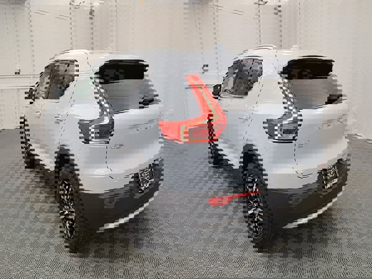 Used 2024 Volvo XC40 B5 Core image 4