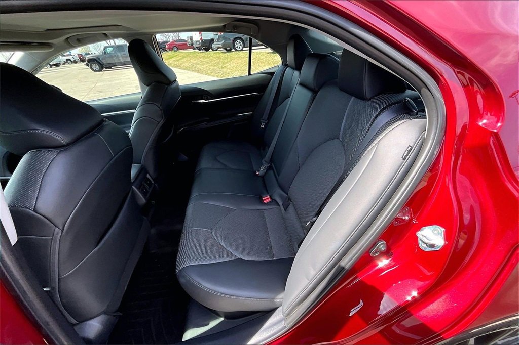 Used 2022 Toyota Camry XLE w/ Navigation Upgrade Package image 23