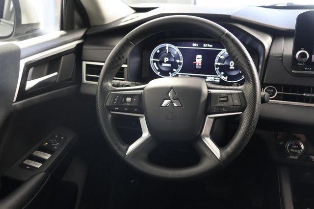 Used 2025 Mitsubishi Outlander ES image 10