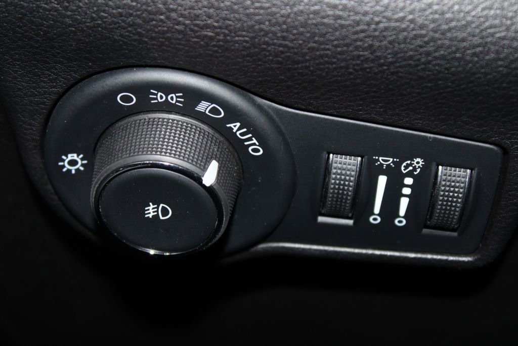 Used 2025 Jeep Compass Trailhawk image 38