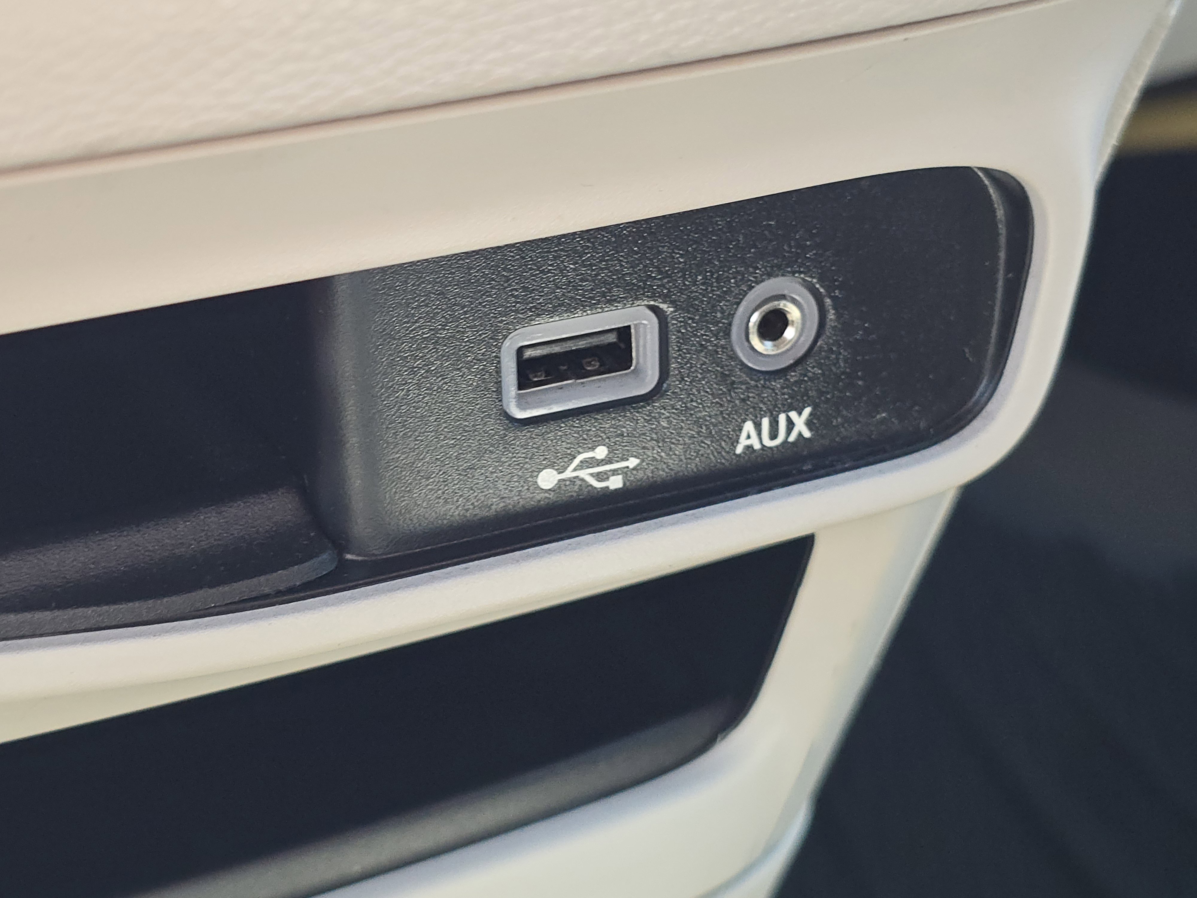 Used 2019 Chrysler Pacifica Touring Plus w/ Tire & Wheel Group FWD image 8