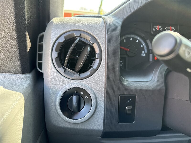 Used 2011 Ford E-350 and Econoline 350 XLT RWD image 34