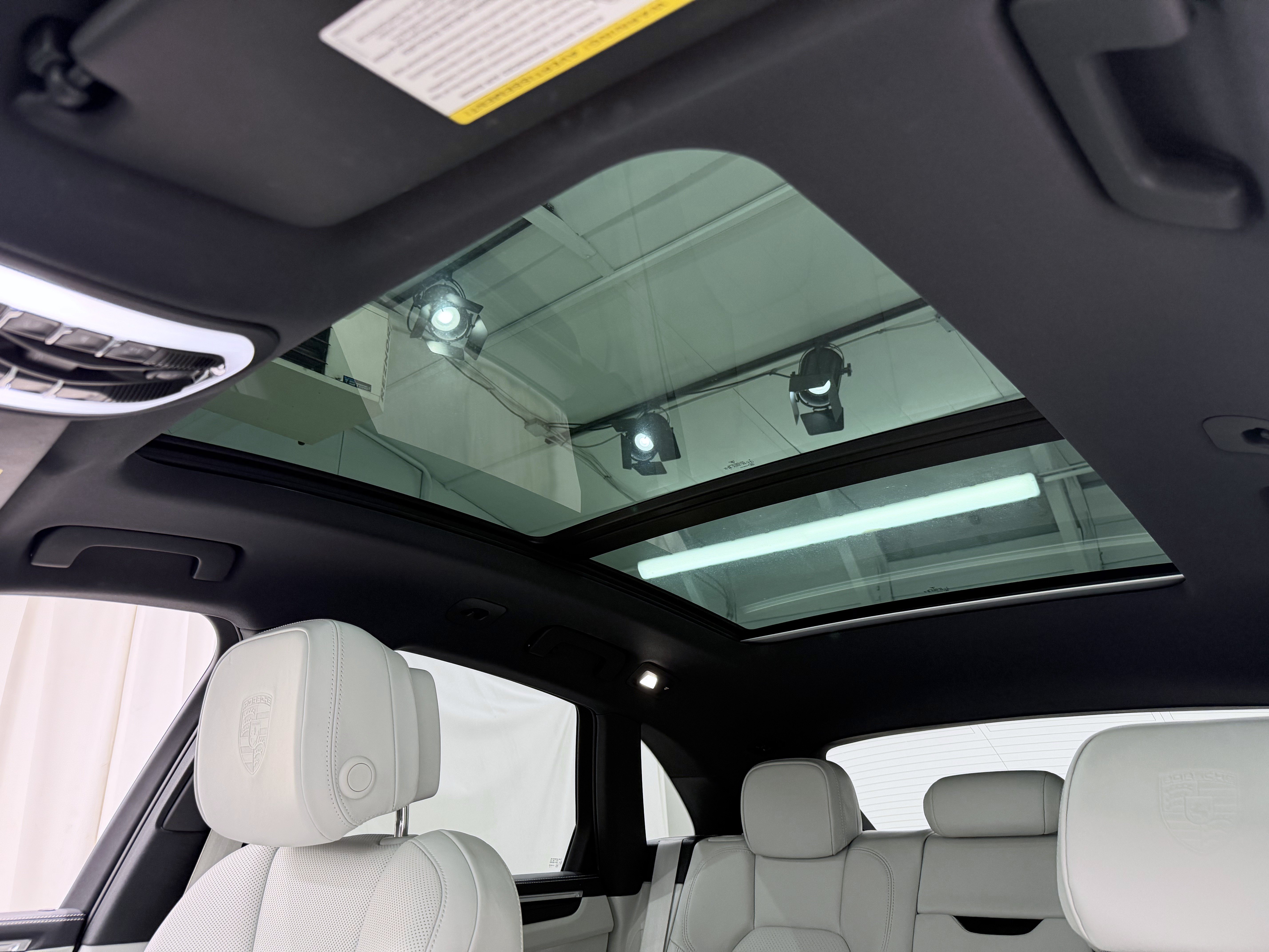 Certified 2023 Porsche Macan Turbo AWD/4WD image 37
