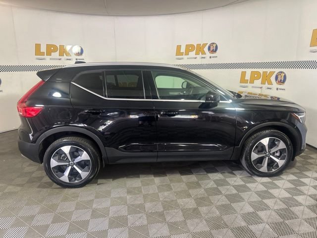 Used 2025 Volvo XC40 B5 Plus AWD/4WD image 2