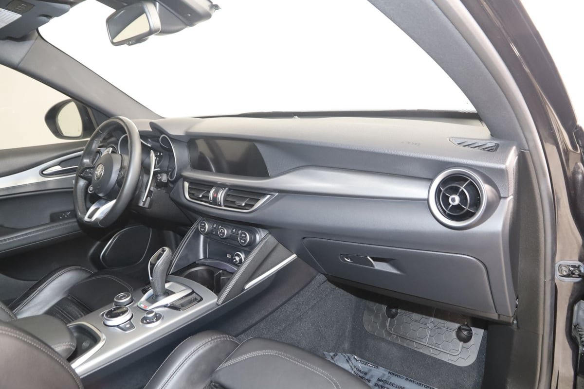 Used 2023 Alfa Romeo Stelvio Veloce AWD/4WD image 40