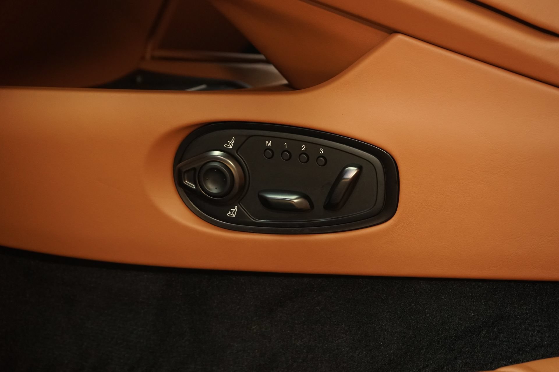 Used 2025 Aston Martin DB12 Coupe RWD image 31