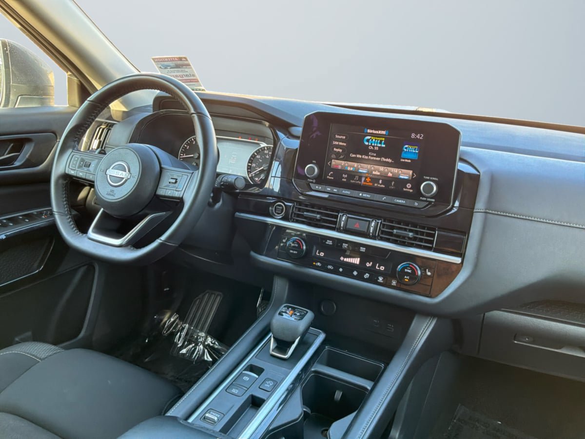 Used 2024 Nissan Pathfinder SV w/ SV Premium Package FWD image 14