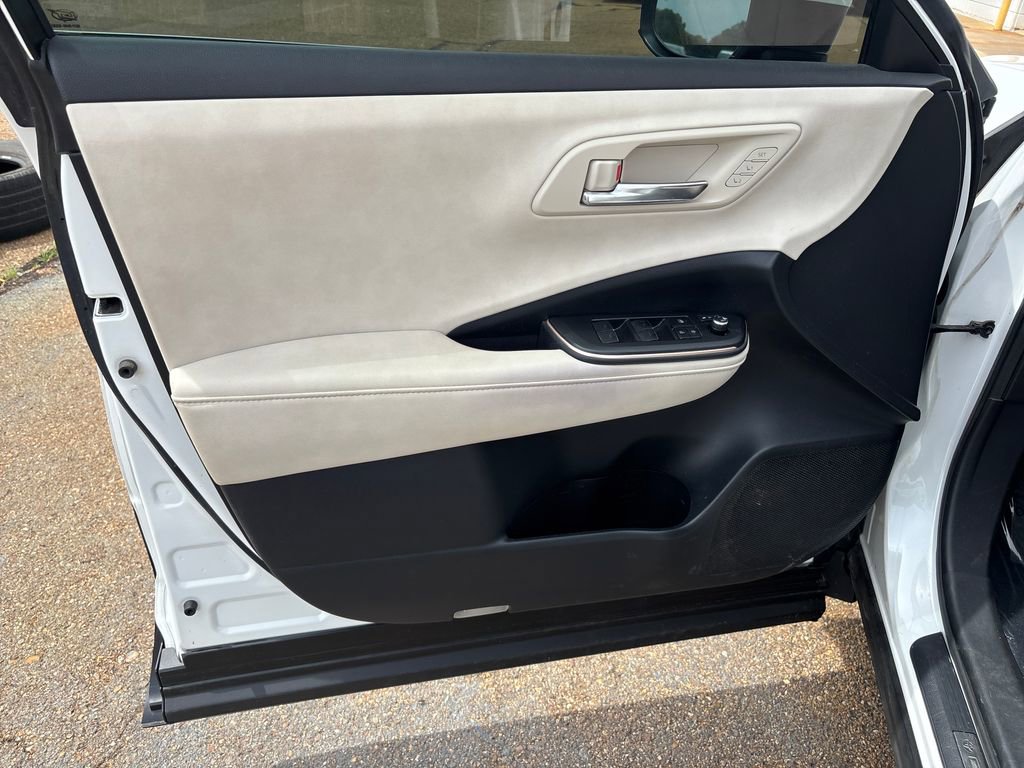 Used 2023 Toyota Crown Limited image 12