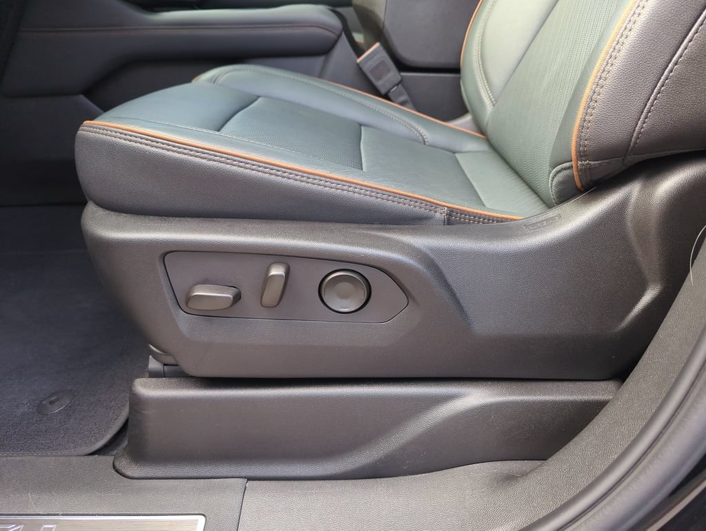 Used 2025 GMC Yukon AT4 w/ AT4 Premium Package AWD/4WD image 12