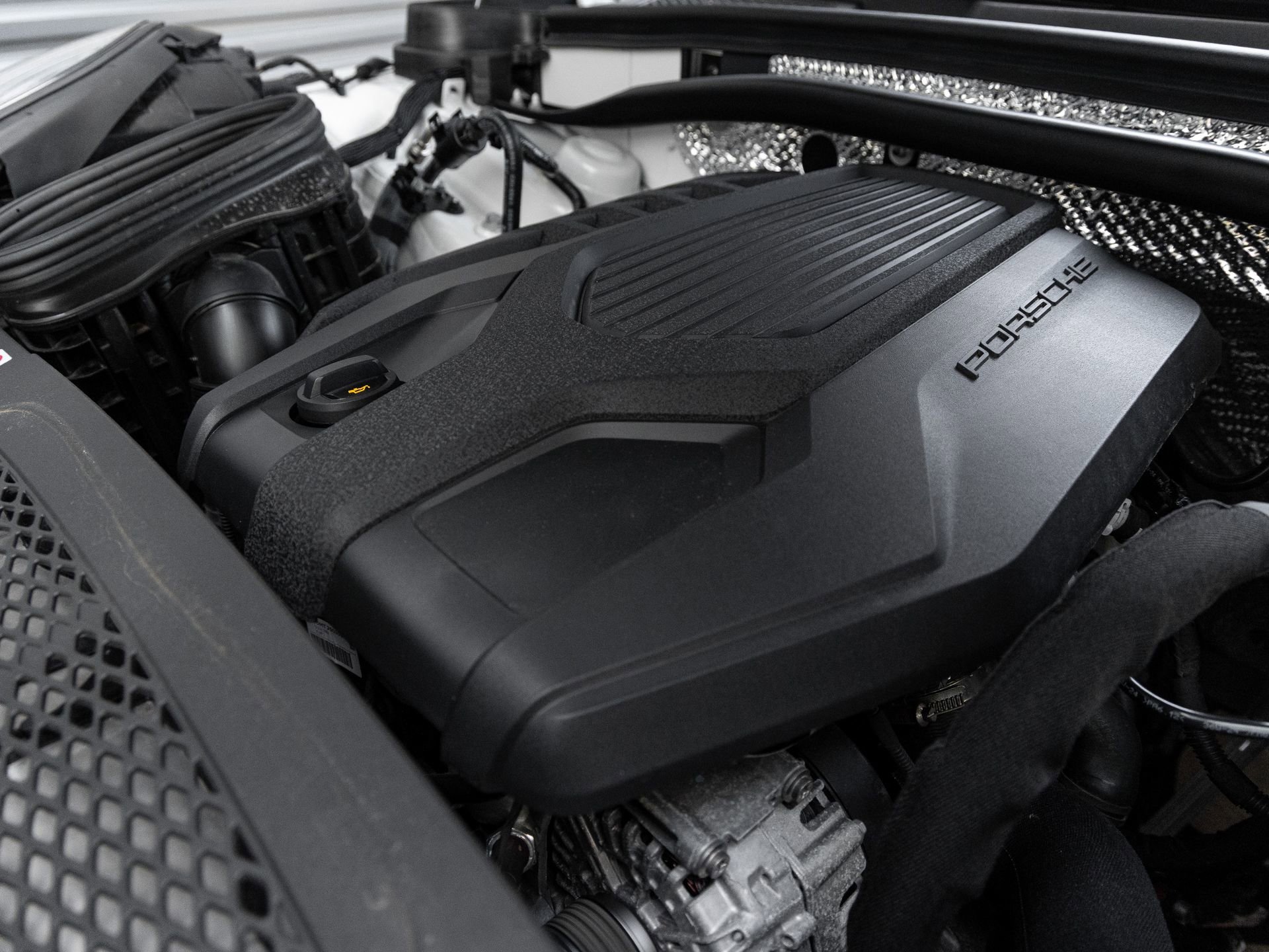Certified 2025 Porsche Macan AWD/4WD image 40