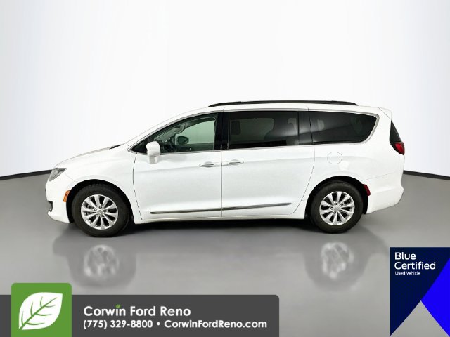 Used 2017 Chrysler Pacifica Touring-L FWD image 4