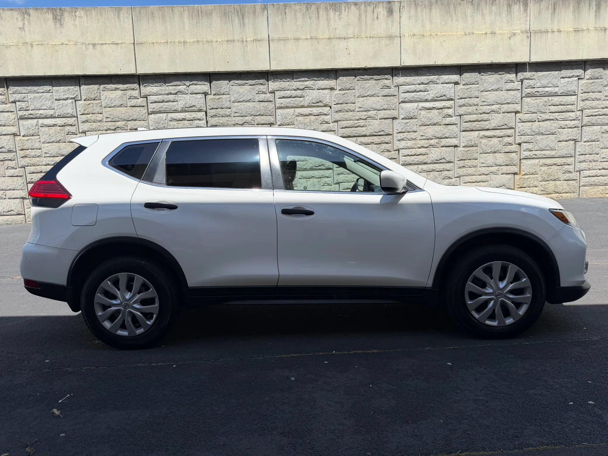 Used 2017 Nissan Rogue S AWD/4WD image 6