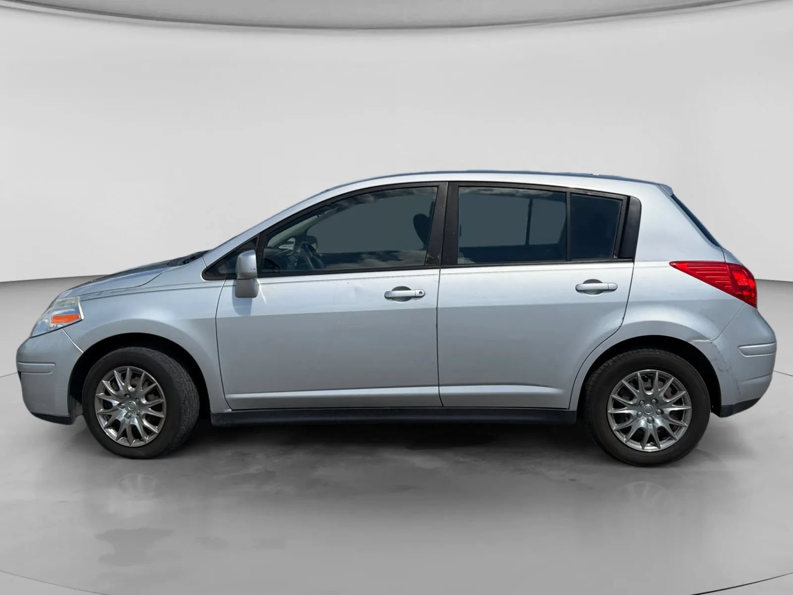 Used 2011 Nissan Versa 1.8 S FWD image 2