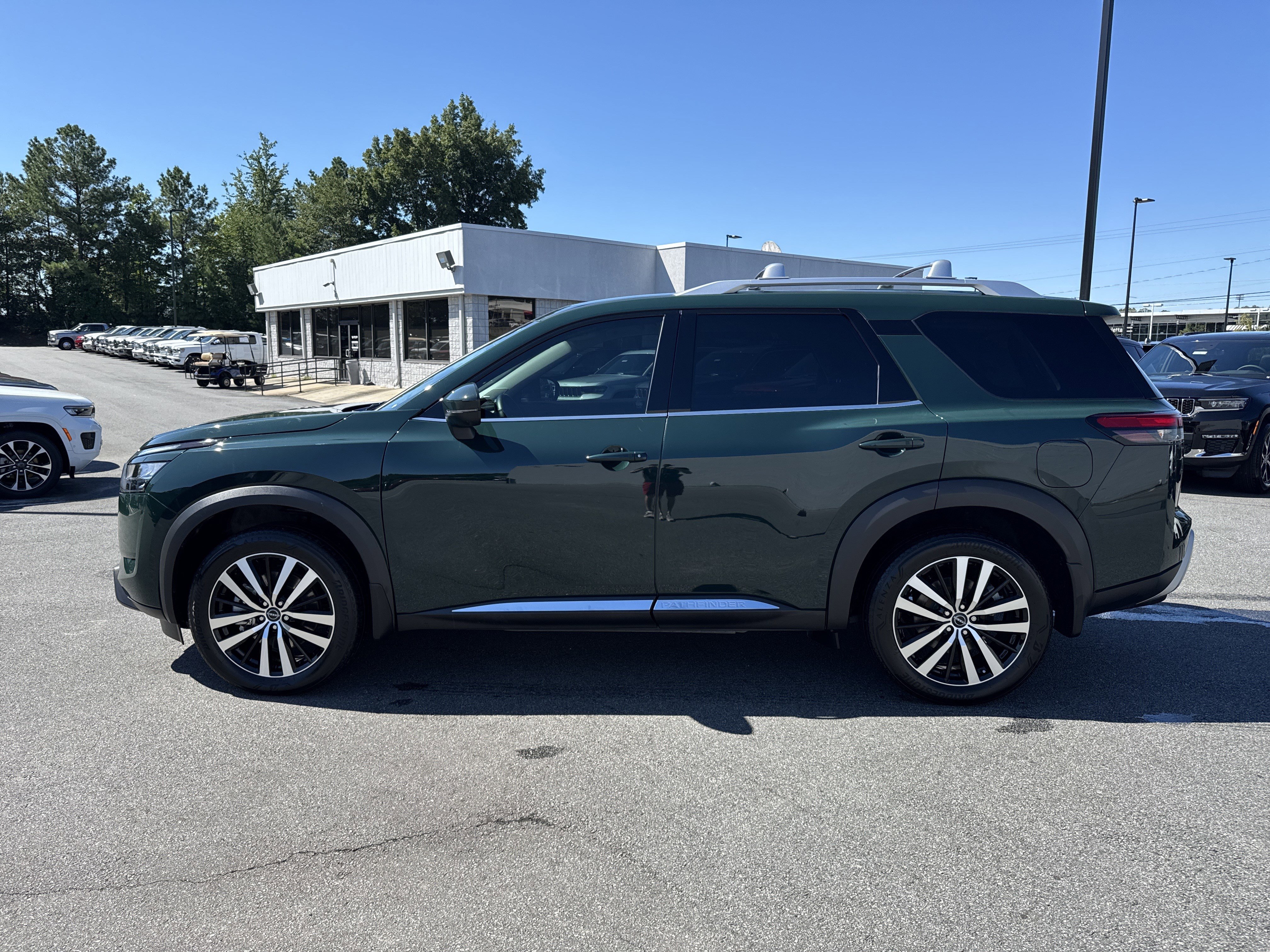 Used 2023 Nissan Pathfinder Platinum image 4