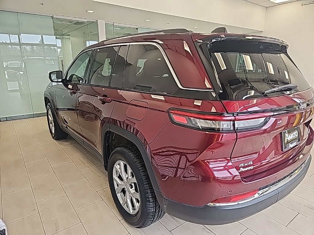 Used 2024 Jeep Grand Cherokee Limited image 3