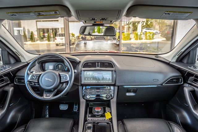 Used 2018 Jaguar F-PACE R-Sport image 3