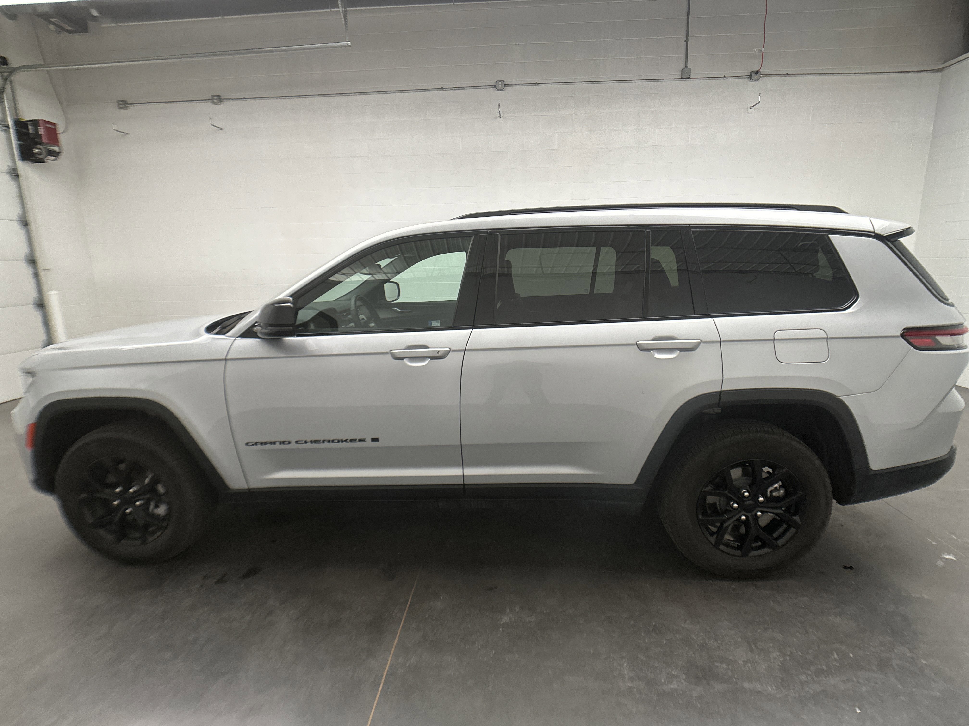 Used 2024 Jeep Grand Cherokee L Laredo image 6