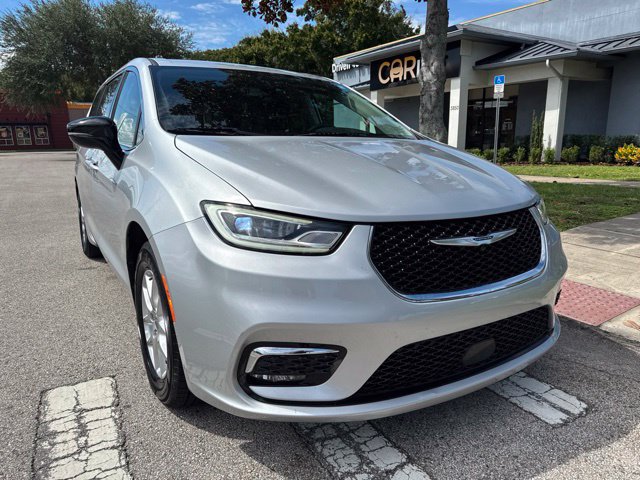 Used 2024 Chrysler Pacifica Touring-L FWD image 2