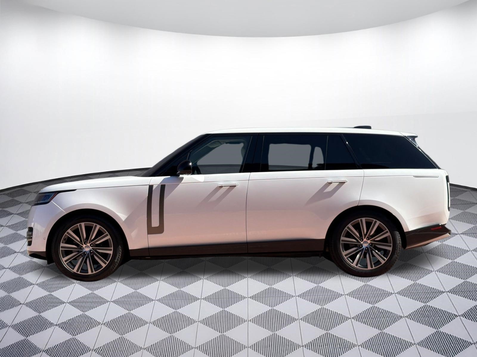 Used 2023 Land Rover Range Rover Long Wheelbase SE AWD/4WD image 2