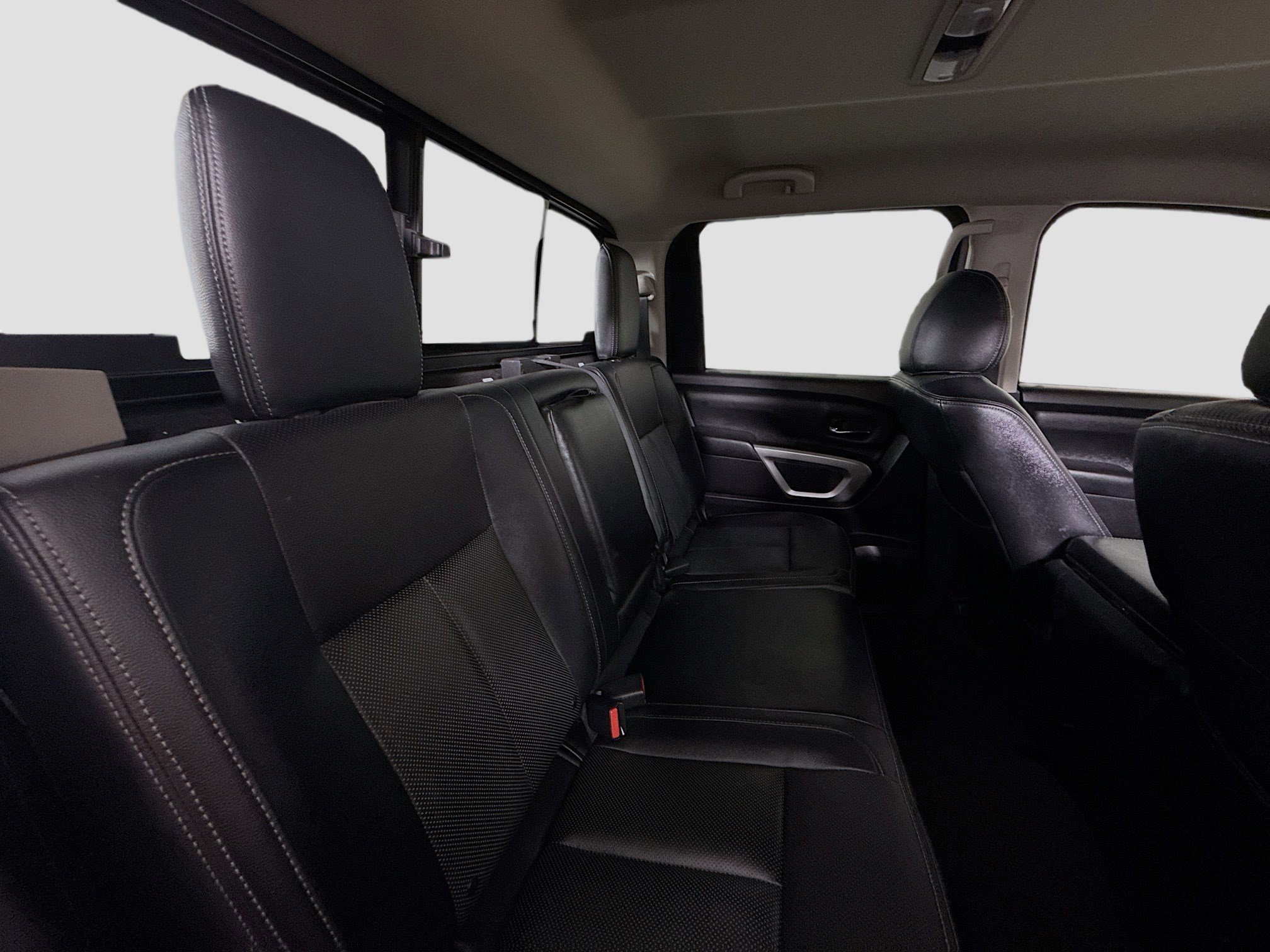 Used 2020 Nissan Titan SV image 27