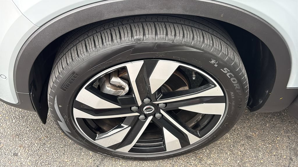 Certified 2025 Volvo XC40 B5 Plus w/ Climate Package AWD/4WD image 32