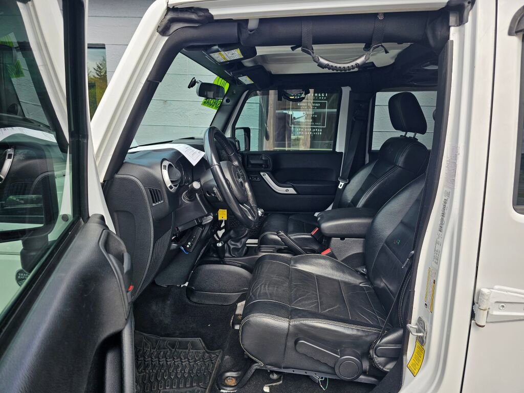 Used 2012 Jeep Wrangler Unlimited Sahara w/ Dual Top Group AWD/4WD image 23