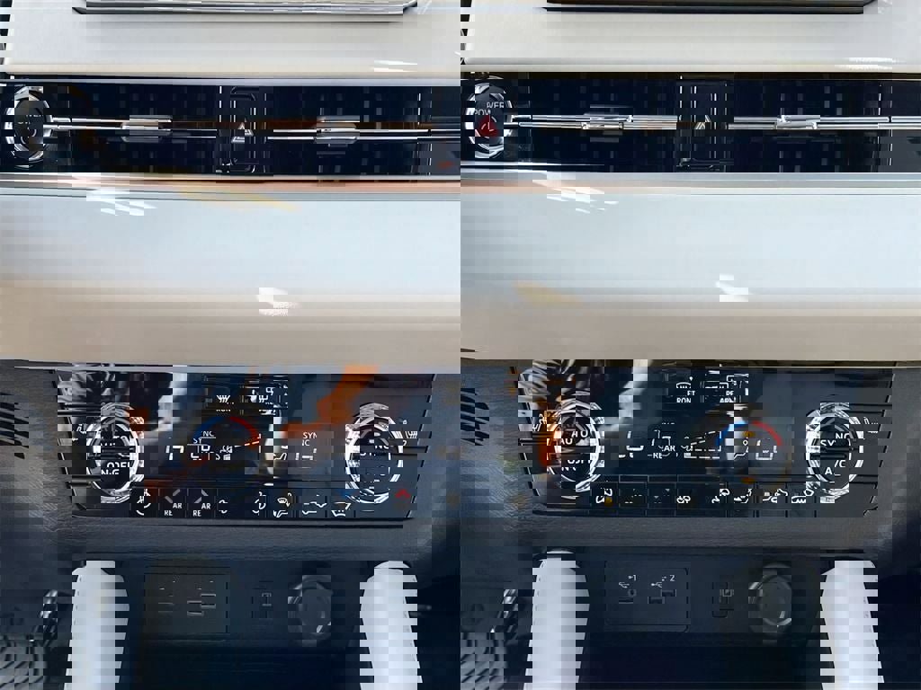 New 2025 Mitsubishi Outlander SEL image 18