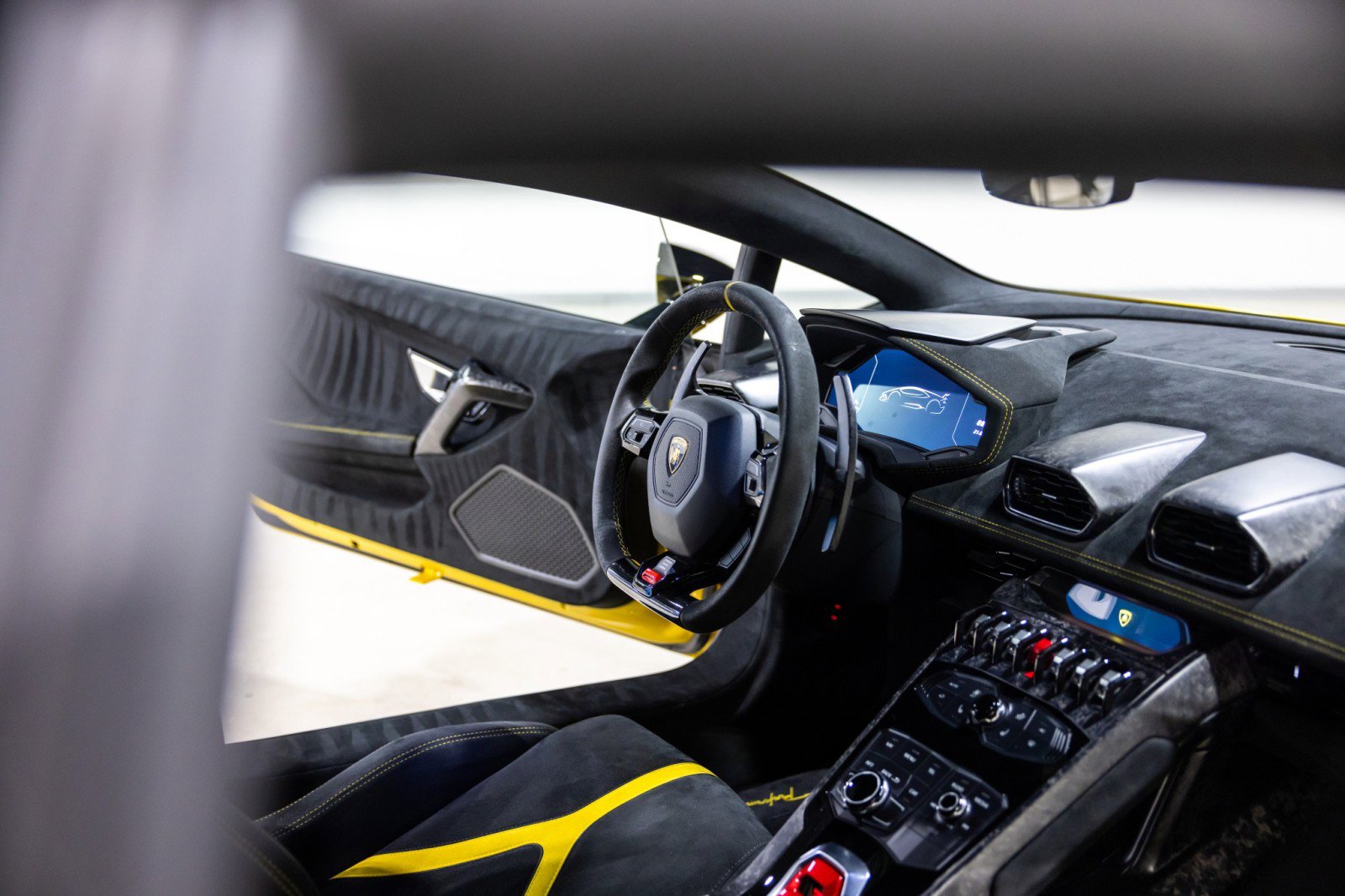 Used 2018 Lamborghini Huracan Performante AWD/4WD image 32