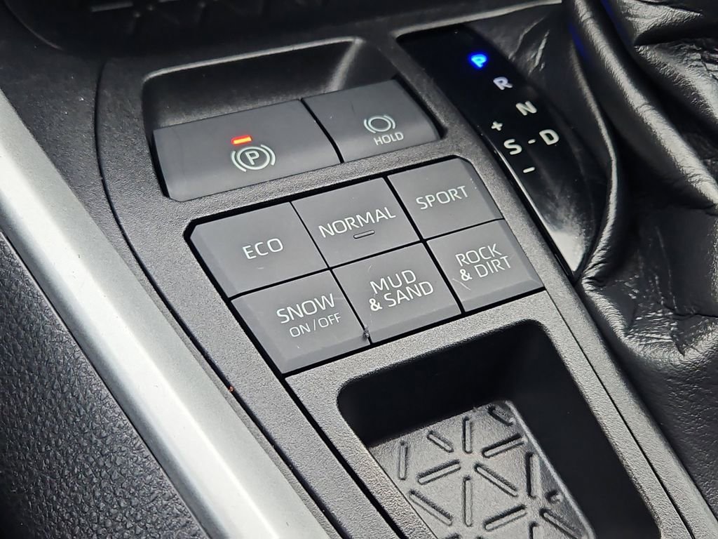 Used 2021 Toyota RAV4 LE image 16