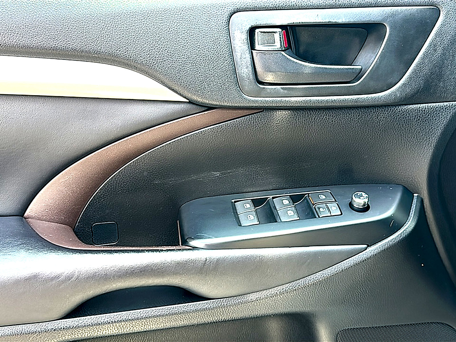 Used 2018 Toyota Highlander Plus FWD image 16