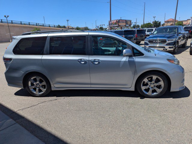 Used 2014 Toyota Sienna SE FWD image 6