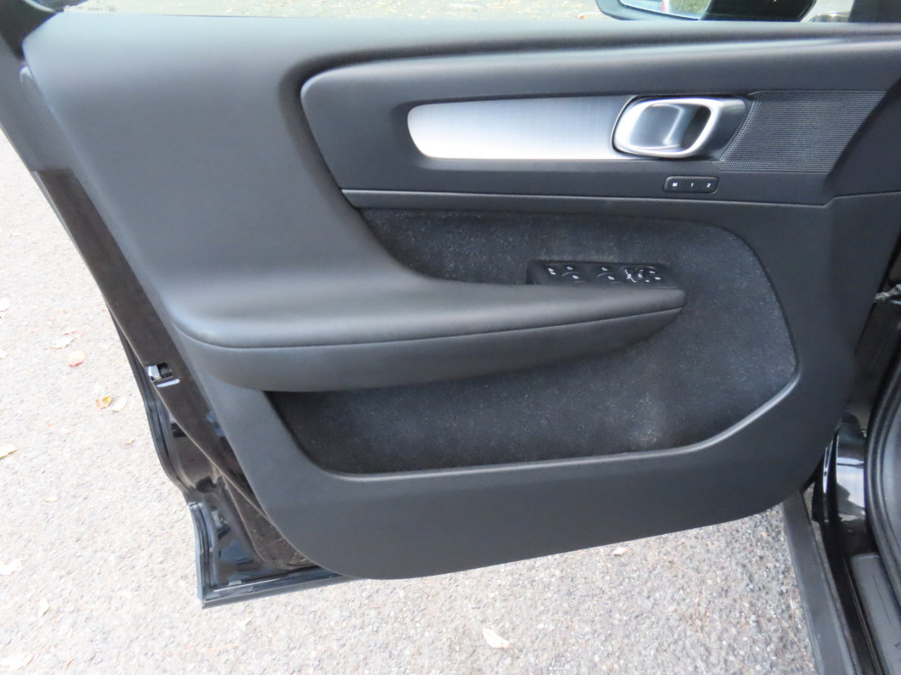 Used 2020 Volvo XC40 T5 Momentum image 6