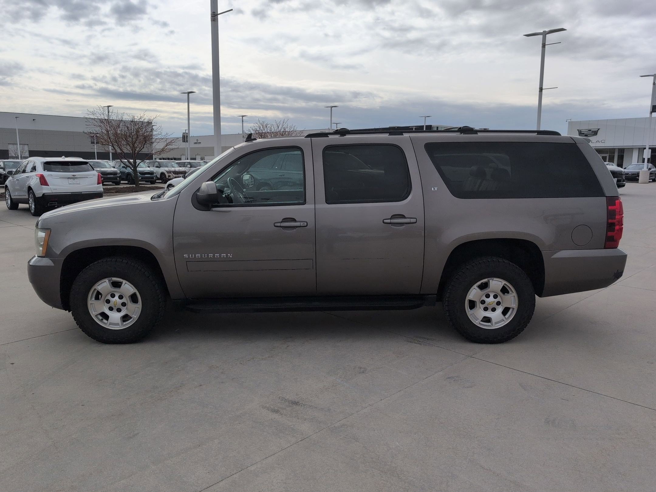 Used 2012 Chevrolet Suburban LT image 2