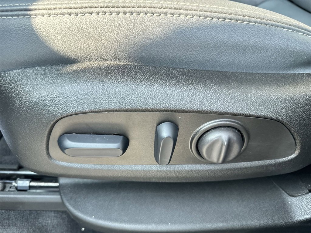 Used 2024 Buick Enclave Essence image 18