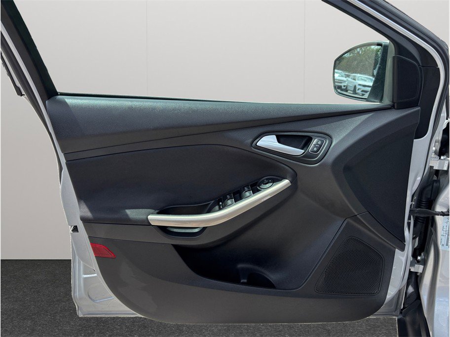 Used 2018 Ford Focus Titanium w/ Titanium Technology Package FWD image 23