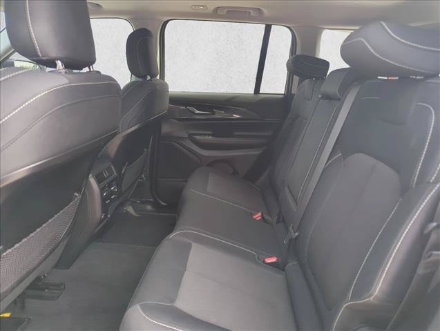 Used 2023 Jeep Grand Cherokee Laredo RWD image 17