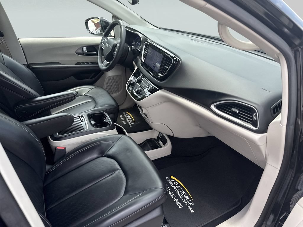 Used 2024 Chrysler Pacifica Touring-L FWD image 39