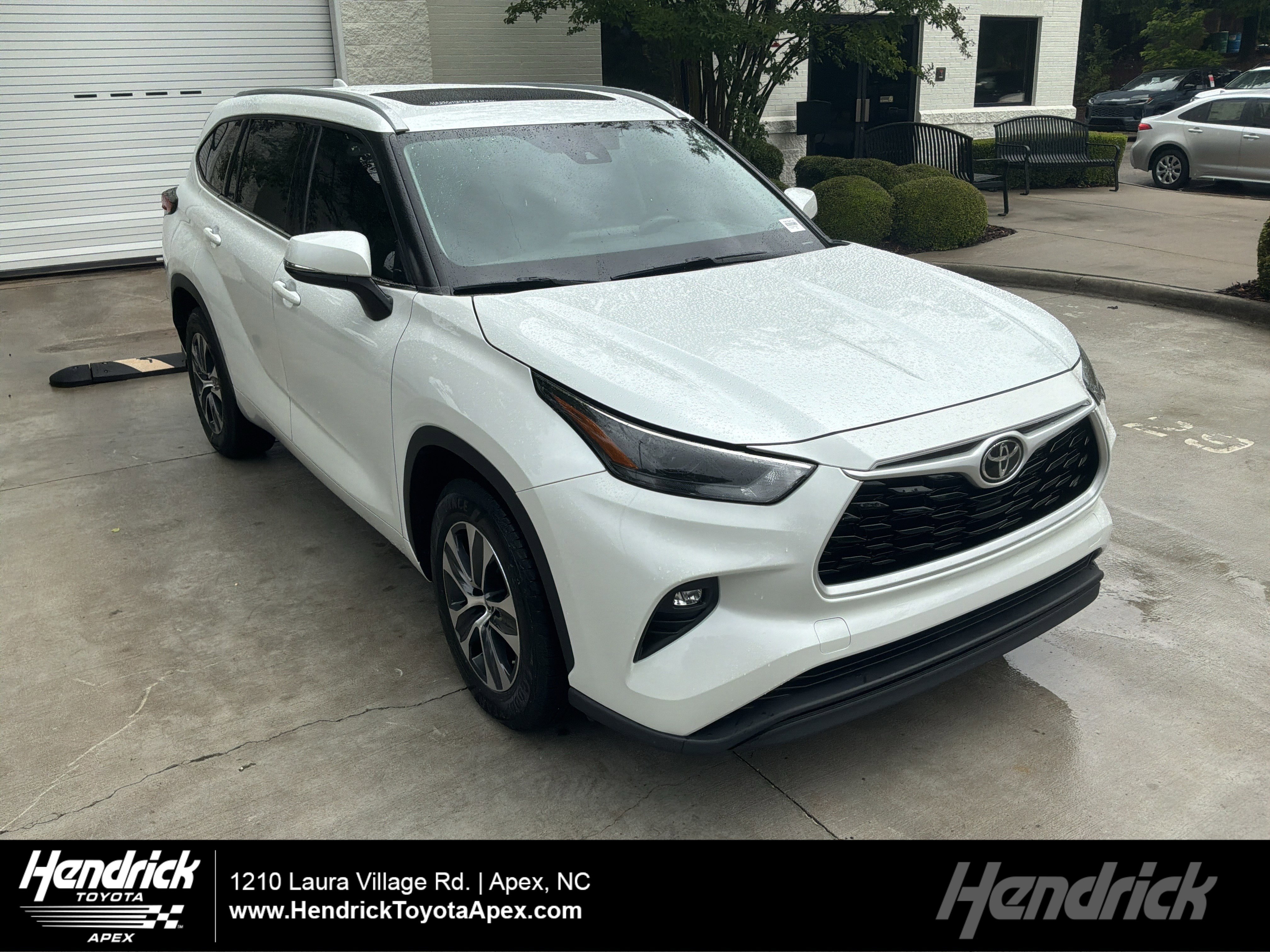 Used 2022 Toyota Highlander XLE FWD image 1
